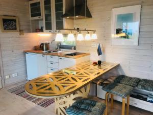 Kuchyň nebo kuchyňský kout v ubytování Romantic beach cottage