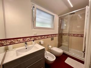 a bathroom with a sink and a shower and a toilet at Gassa d'Amante Appartamento in Rapallo +30 photos