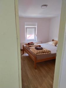 Un dormitorio con una cama y una ventana en Altea 1, en Vršac