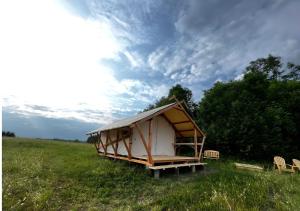 Příroda nedaleko luxury tent