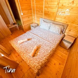an overhead view of a bed in a cabin at Apartmani Konoba Starčevo in Virpazar