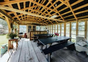 Stolní tenis v ubytování Glempings Jēru Klubs nebo okolí