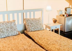 Postel nebo postele na pokoji v ubytování Glempings Jēru Klubs