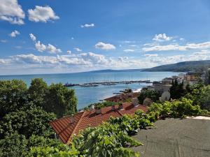 Una vista del océano desde una casa en Heart of Balchik, en Balchik