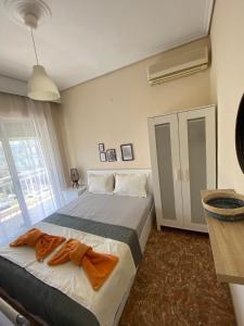 ein Schlafzimmer mit großem Bett und Fenster in der Unterkunft New Zeusplace apartment with private parking Paralia Katerini in Paralia Katerinis