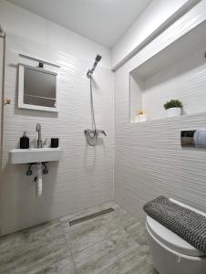 Ένα μπάνιο στο Four Studios