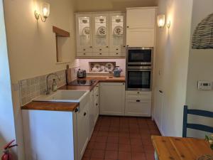 Köök või kööginurk majutusasutuses Raleigh Cottage - Thatched one bedroom cottage