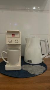 une cafetière et un mixeur sur une table dans l'établissement Mini Wind Apartment, à Liepāja