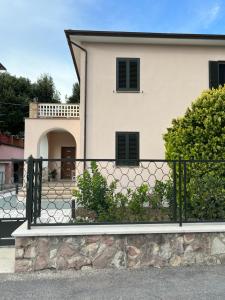 a house with a fence in front of it at Locazione turistica Ferranti in Spoleto