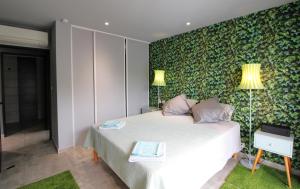 ein Schlafzimmer mit einem weißen Bett und einer grünen Wand in der Unterkunft Villa prestigieuse « Bellezza » By HC in Carqueiranne + 31 Fotos