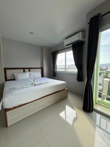 Ένα ή περισσότερα κρεβάτια σε δωμάτιο στο ZEN Hotel Patong Beach -ex- miami Production