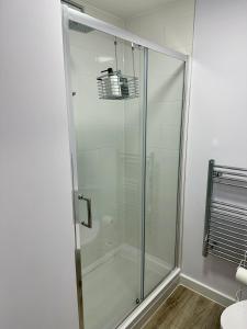 Koupelna v ubytování Brand new Flat 5 with Free Parking and fast WIFI