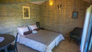 A bed or beds in a room at Mõiskla saun ja puhkemaja