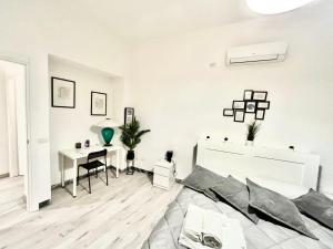 biały salon z łóżkiem i stołem w obiekcie la casa di Lilly w mieście Cassino +14 zdjęć
