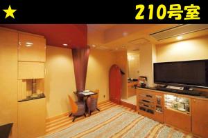 新潟市にあるHOTEL Us Bentenbashi Adult onlyのリビングルーム(薄型テレビ付)、