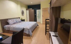 سرير أو أسرّة في غرفة في Merit Courtyard Suvarnabhumi House