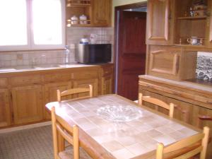 Champagnollesにあるmaison de campagneのテーブル、テーブル、キッチン