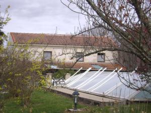 Champagnollesにあるmaison de campagneの屋根にたくさんの太陽光パネルが設置された家