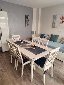 a dining table and chairs in a living room at Ferienwohnung Bamberger mit Wintergarten Schmalkalden in Schmalkalden