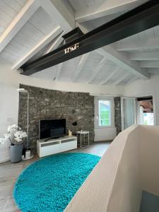 a living room with a large blue rug at Casa Amelia in Nesso