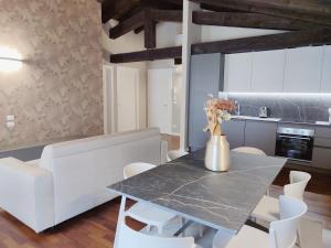 a kitchen and dining room with a table and chairs at CA' DEI BURANELLI - CENTRO CITTA' in Treviso