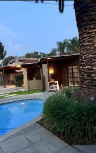 Πισίνα στο ή κοντά στο Bosveld In Die Stad 2 Guesthouse