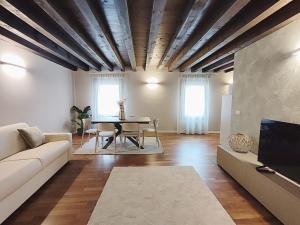 a living room with a couch and a table at CA' DEI BURANELLI - CENTRO CITTA' in Treviso