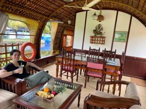 Thara's Houseboat的休息区