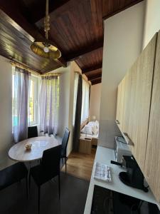 Kuchyňa alebo kuchynka v ubytovaní Bláthy Apartman