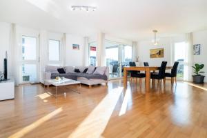 Posezení v ubytování VK - R - Zürich Airport - Luxury - Home Stay - Rätschengässli - Kloten + 5 fotografií