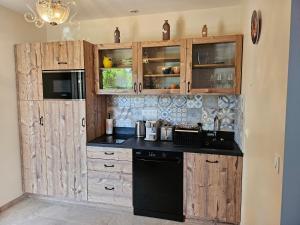 Η κουζίνα ή μικρή κουζίνα στο Charmant studio près de la plage avec jacuzzi et terrasse privative +2 φωτογραφίες