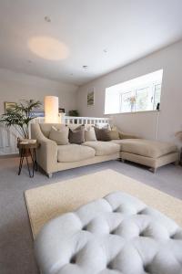 ein Wohnzimmer mit Couch und Tisch in der Unterkunft The Barn, Chipping Norton, Cotswolds in Chipping Norton