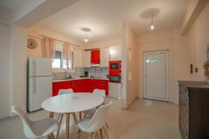 a kitchen with a white table and white chairs at Villa Krane in Krane