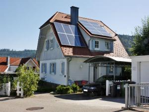バート・ヘレンアルプにあるRollstuhlgerecht auf der Kullenmühleの屋根に太陽光パネルを敷いた家