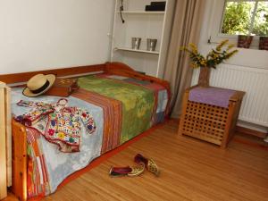 1 Schlafzimmer mit 2 Betten, Hut und Schuhen in der Unterkunft Rollstuhlgerecht auf der Kullenmühle in Bad Herrenalb