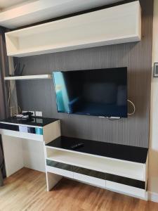 a flat screen tv hanging on a wall at 神秘的公寓 in Jomtien Beach