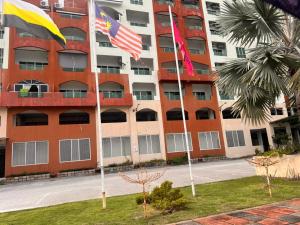 Bygningen som lejligheden ligger i + 3 billeder