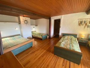 Postel nebo postele na pokoji v ubytování Maison de campagne à Camps-sur-l'Agly avec vue sur lac