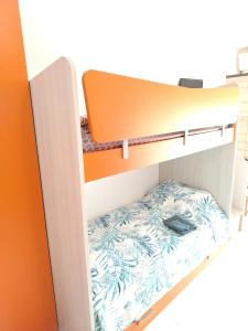 Una habitación con literas con un marco de litera y una habitación con literas en Valbella, en Bibione 10 fotos más