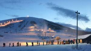トロムソにあるArctic Inn, cozy single bed private room in a shared apartment with Stunning Tromso Viewsの雪面スキー場群 +8枚の写真