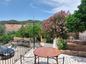 een patio met een tafel en een hek bij ESTIA Holiday Apartment & Studio in Vathi