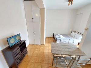 een kleine kamer met een eettafel en een bed bij ESTIA Holiday Apartment & Studio in Vathi