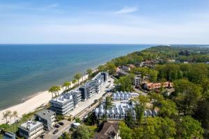 z góry widok na plażę z budynkami i ocean w obiekcie HS Apartamenty Hevenia Sun widok na morze w Rewalu
