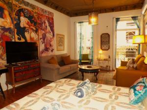ein Wohnzimmer mit Flachbildfernseher und Couch in der Unterkunft Boutique Carthago Modernista Experiencias CarthagoTematizadas in Cartagena