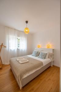 a bedroom with a bed with two towels on it at Casa da Vigia by StaySalmar in A dos Cunhados
