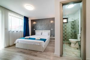- une chambre avec un lit, une douche et des toilettes dans l'établissement Casa Maria EFORIE NORD, à Eforie Nord 38 autres photos