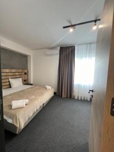 Ένα ή περισσότερα κρεβάτια σε δωμάτιο στο Sremsky inn