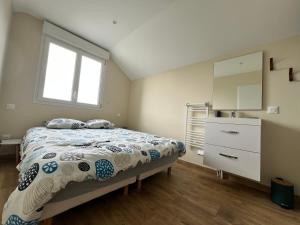 Un dormitorio con una cama y una cómoda y una ventana. en maison de la marine, en Dives-sur-Mer 11 fotos más