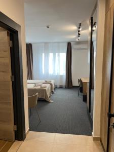 Ένα ή περισσότερα κρεβάτια σε δωμάτιο στο Sremsky inn