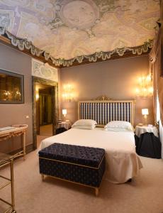 Postel nebo postele na pokoji v ubytování Ca' Sagredo Hotel + 37 fotografií